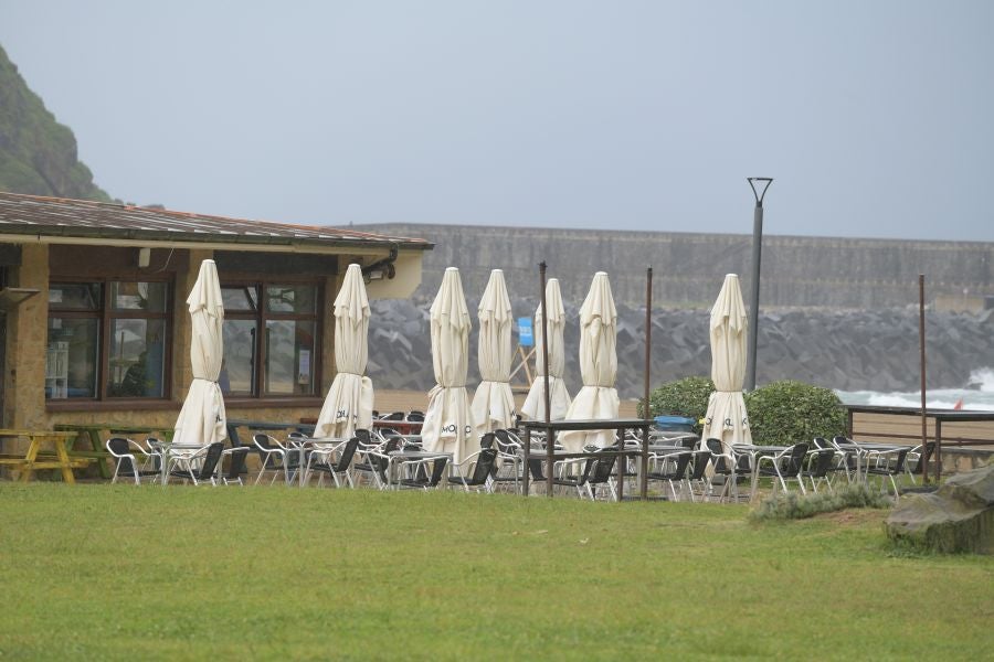Las terrazas estaban vacías en la playa de Orio 
