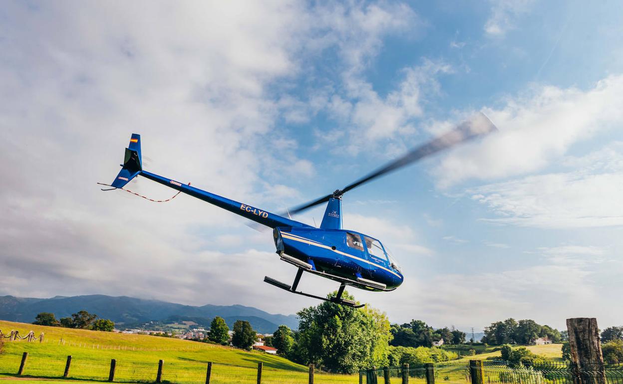 El helicóptero empleado, operado por Basque Helicopters, es un modelo Robinson 44