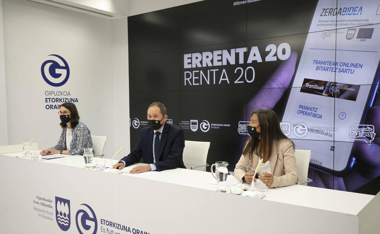 Jokin Perona, ayer junto a Irune Yarza y Yolanda Domínguez.