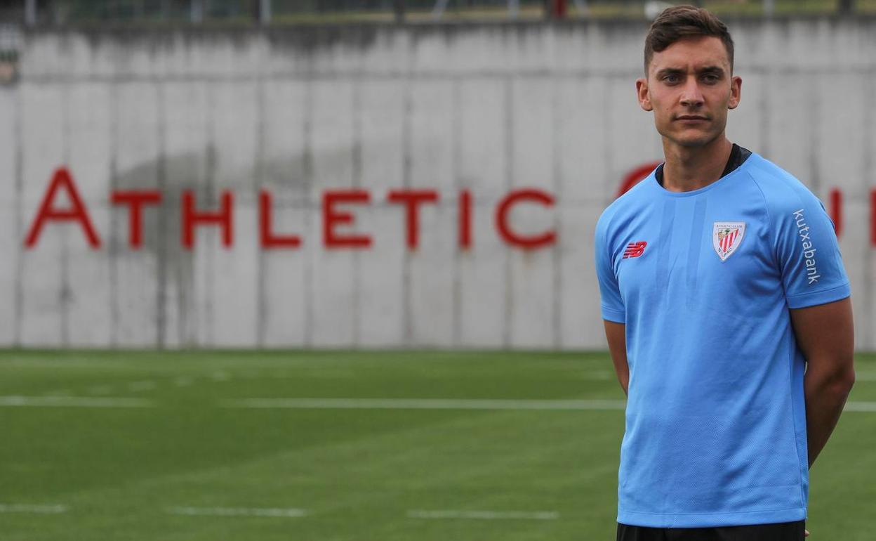 Álex Petxarroman durante su presentación como nuevo jugador del Athletic. 