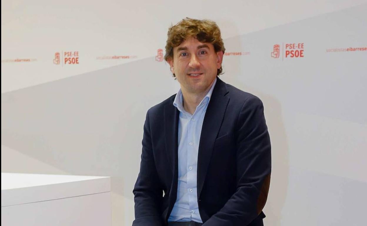 Eneko Andueza, secretario general de los socialistas guipuzcoanos, en la sede del PSE de Eibar.