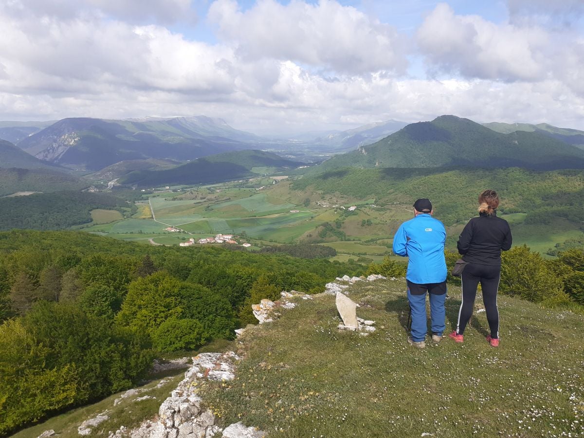 Preciosa cima, muy cerca de Irurtzun, alberga un antiguo templo cuya perfecta ubicación lo convirtió en un importante punto de vigilancia