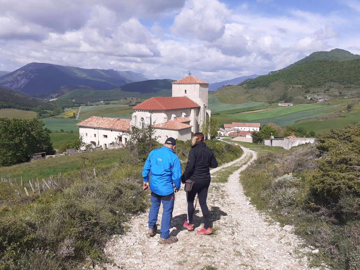 Preciosa cima, muy cerca de Irurtzun, alberga un antiguo templo cuya perfecta ubicación lo convirtió en un importante punto de vigilancia