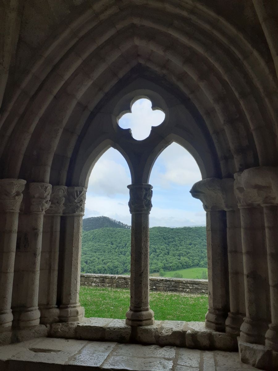 Preciosa cima, muy cerca de Irurtzun, alberga un antiguo templo cuya perfecta ubicación lo convirtió en un importante punto de vigilancia