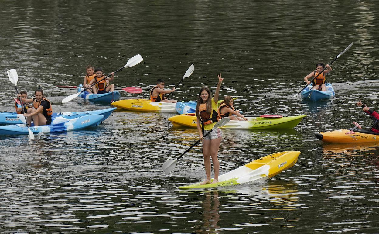 Un grupo de jóvenes disfrutando de actividades acuáticas.