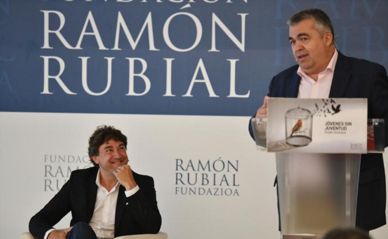 Eneko Andueza y Santos Cerdán, este jueves durante la presentación del libro 'Jóvenes sin juventud'. 