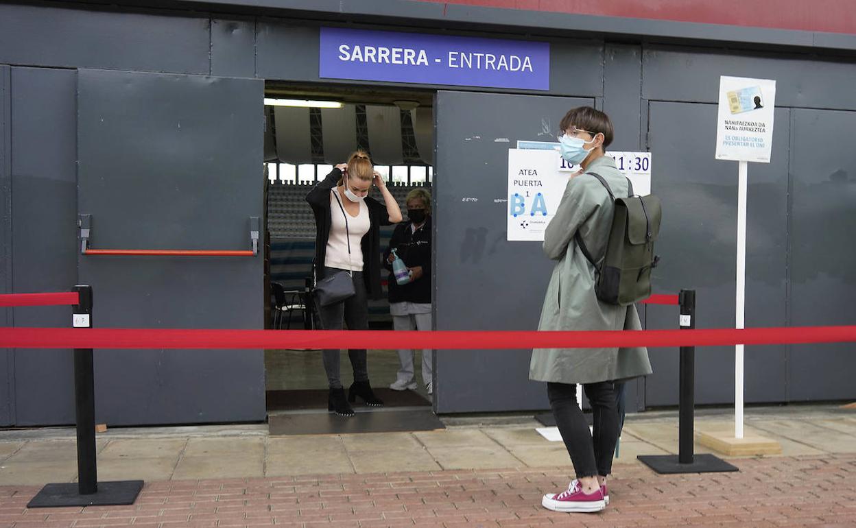 Euskadi retrocede a enero y entra en zona roja tras sumar 1.217 positivos en 24 horas