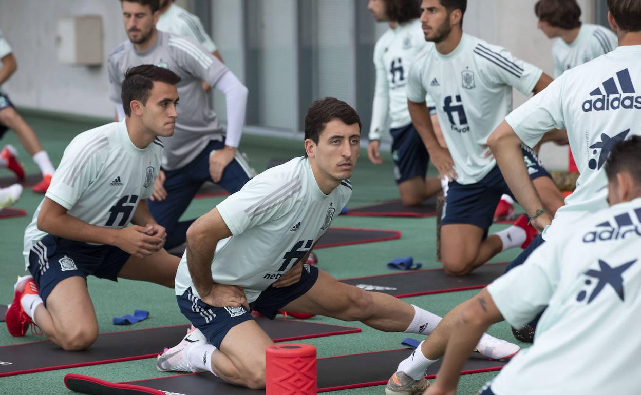 Oyarzabal realiza ejercicios de estiramiento este jueves en tierras japonesas.