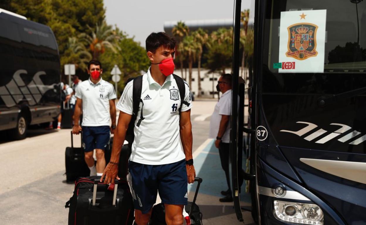 Martin Zubimendi y Mikel Oyarzabal, momentos antes de viajar a Japón. 