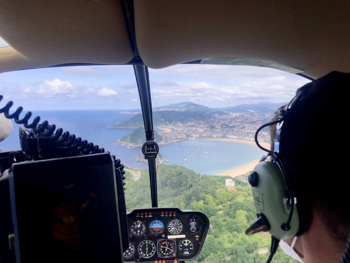 Basque Luxury. Comienza a funcionar el servicio que ofrece vuelos en helicóptero y el acceso desde el aire a restaurantes como el de Subijana. DV monta en el estreno del Robinson 44