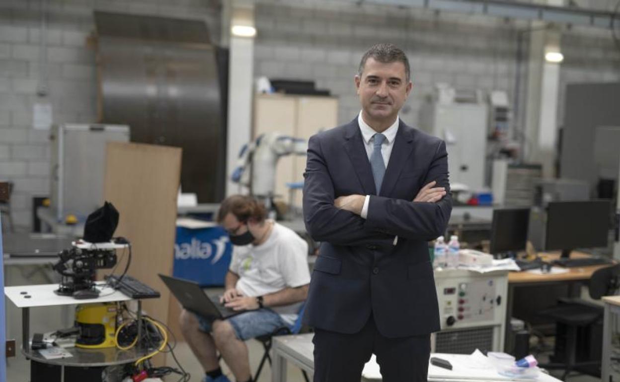 Jesús Valero, en los talleres de Tecnalia en San Sebastián. 