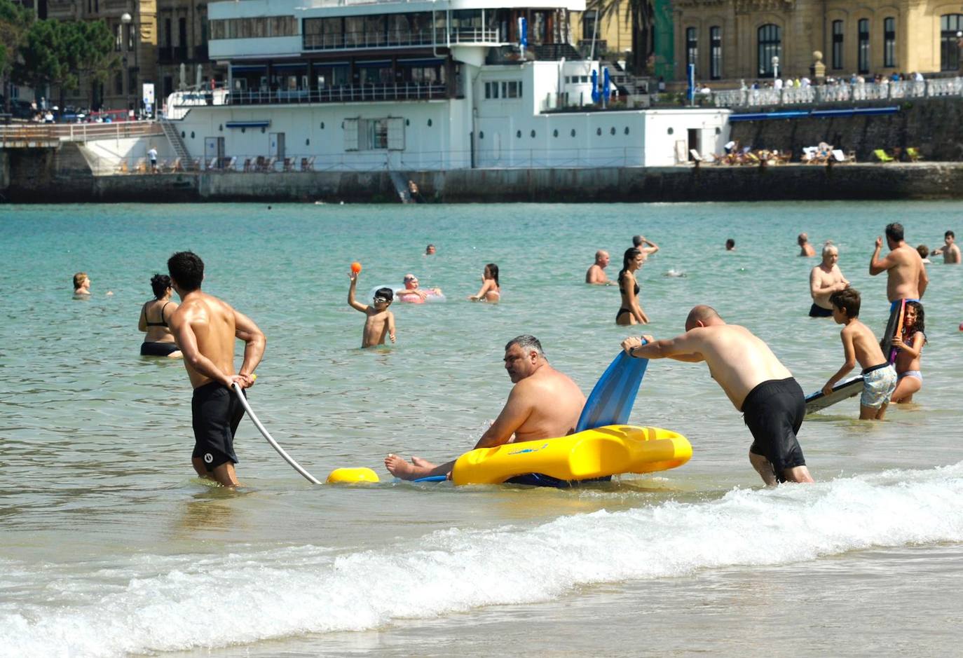 Fotos: Los guipuzcoanos se lanzan a las playas con los primeros rayos de sol