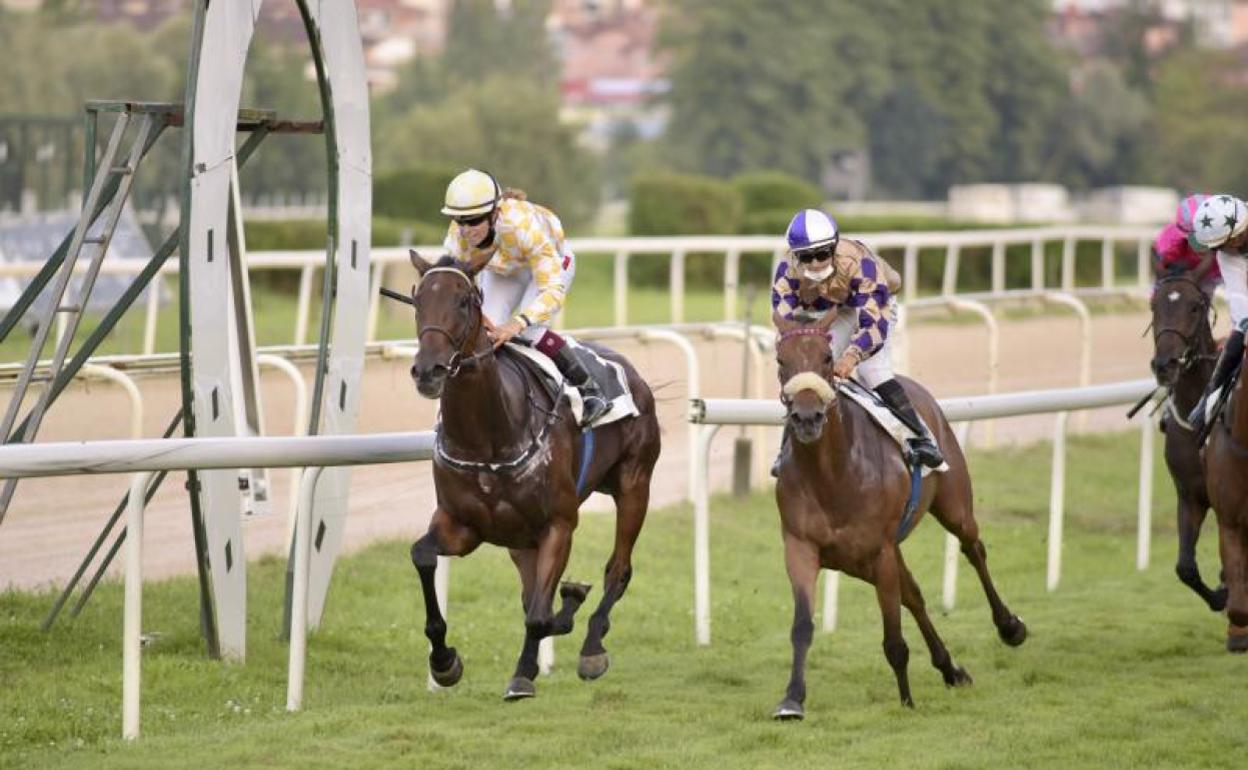 Mila Hrubosova, de blanco y amarillo, condujo ayer hasta el éxito a 'My Flinders'. 