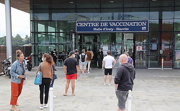 Cientos de guipuzcoanos vuelven a cruzar la muga para recibir el segundo pinchazo