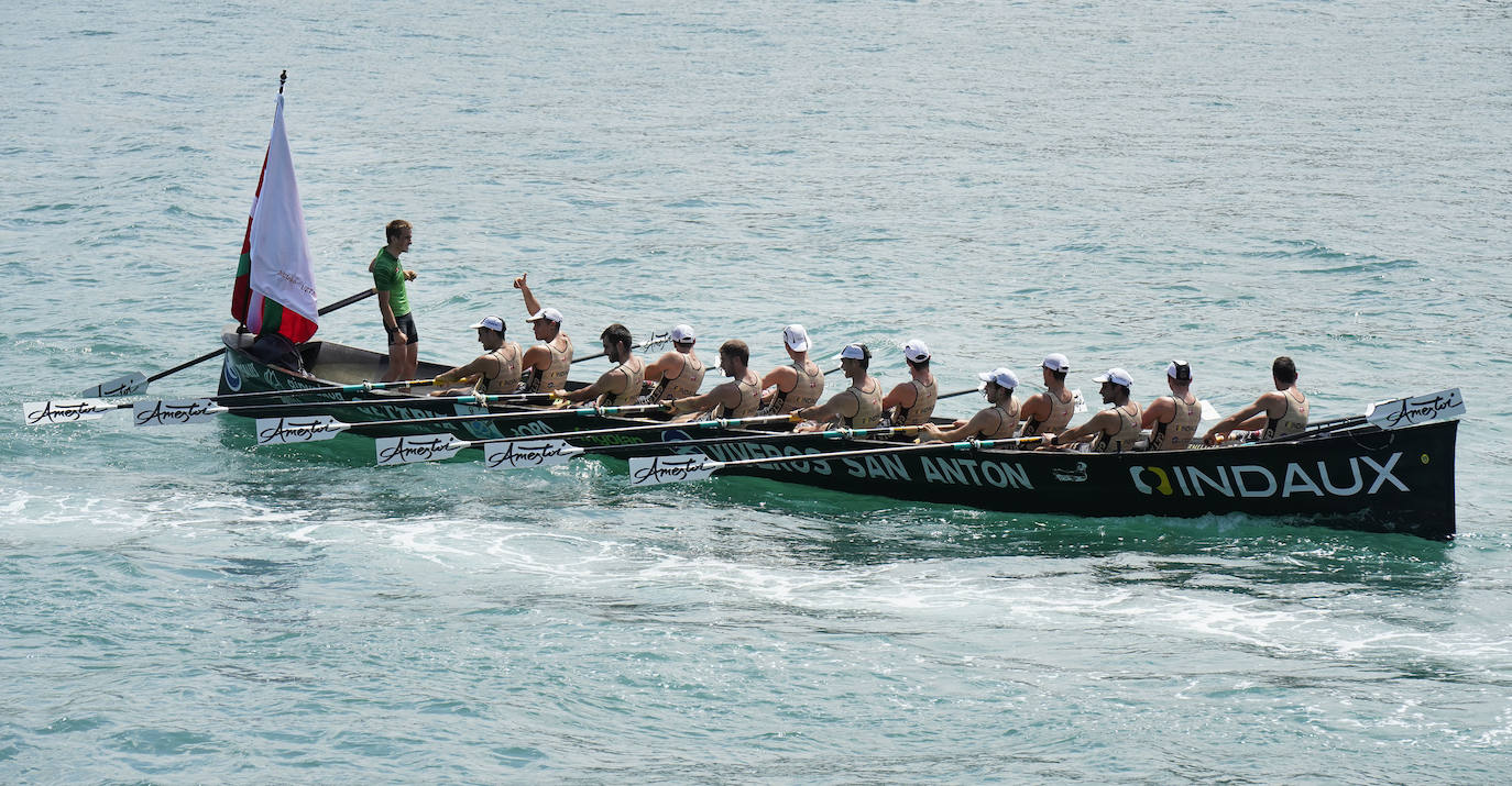 Los remeros de Getaria celebran la victoria en aguas de Zumaia. 