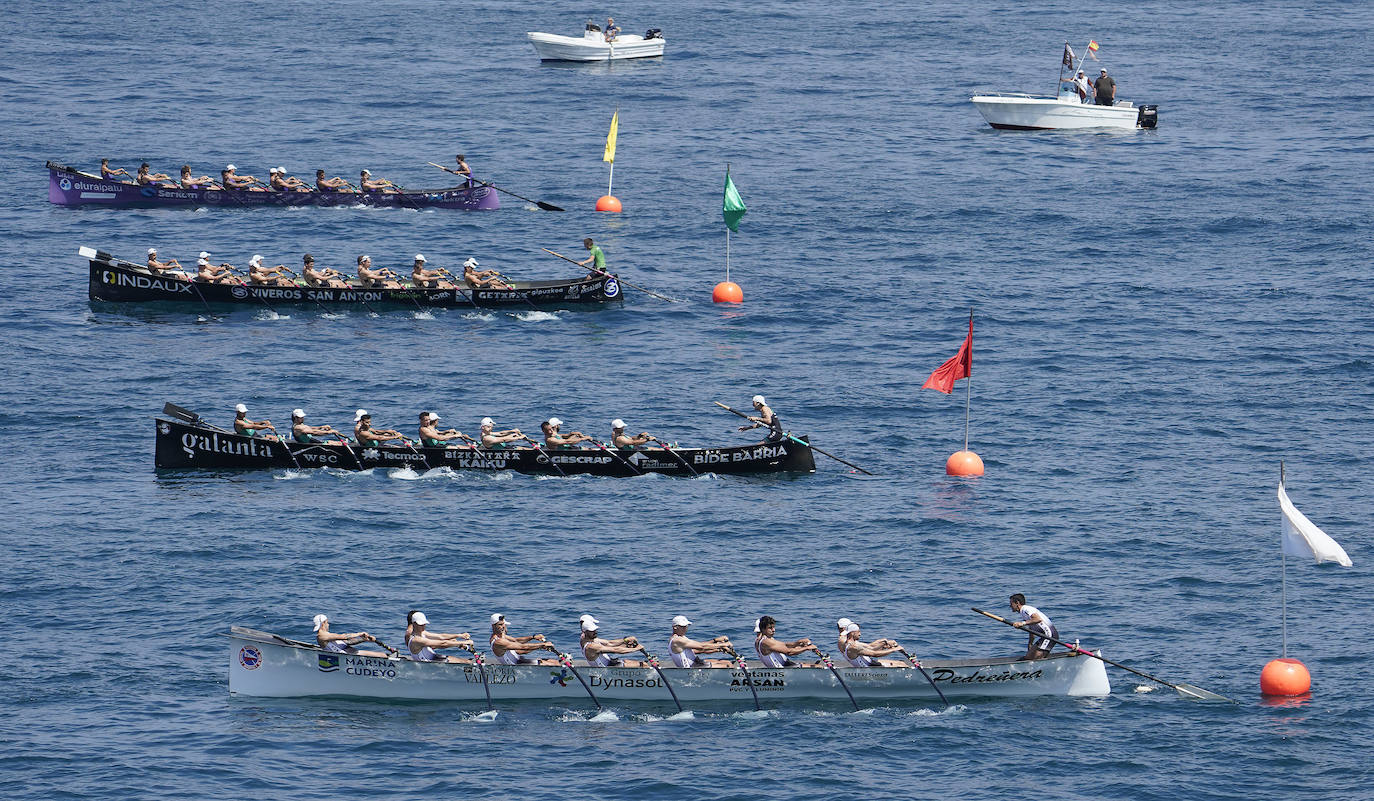 Los remeros de Getaria celebran la victoria en aguas de Zumaia. 