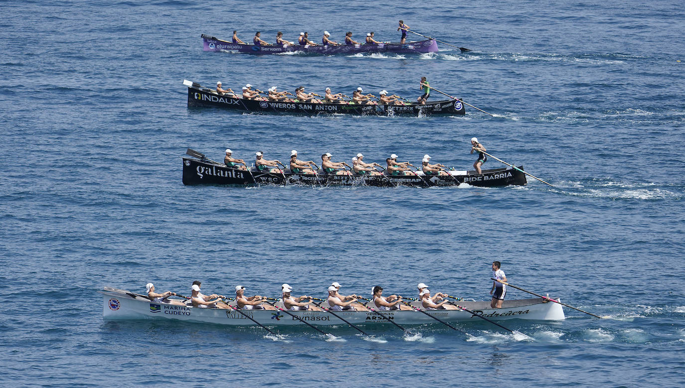 Los remeros de Getaria celebran la victoria en aguas de Zumaia. 