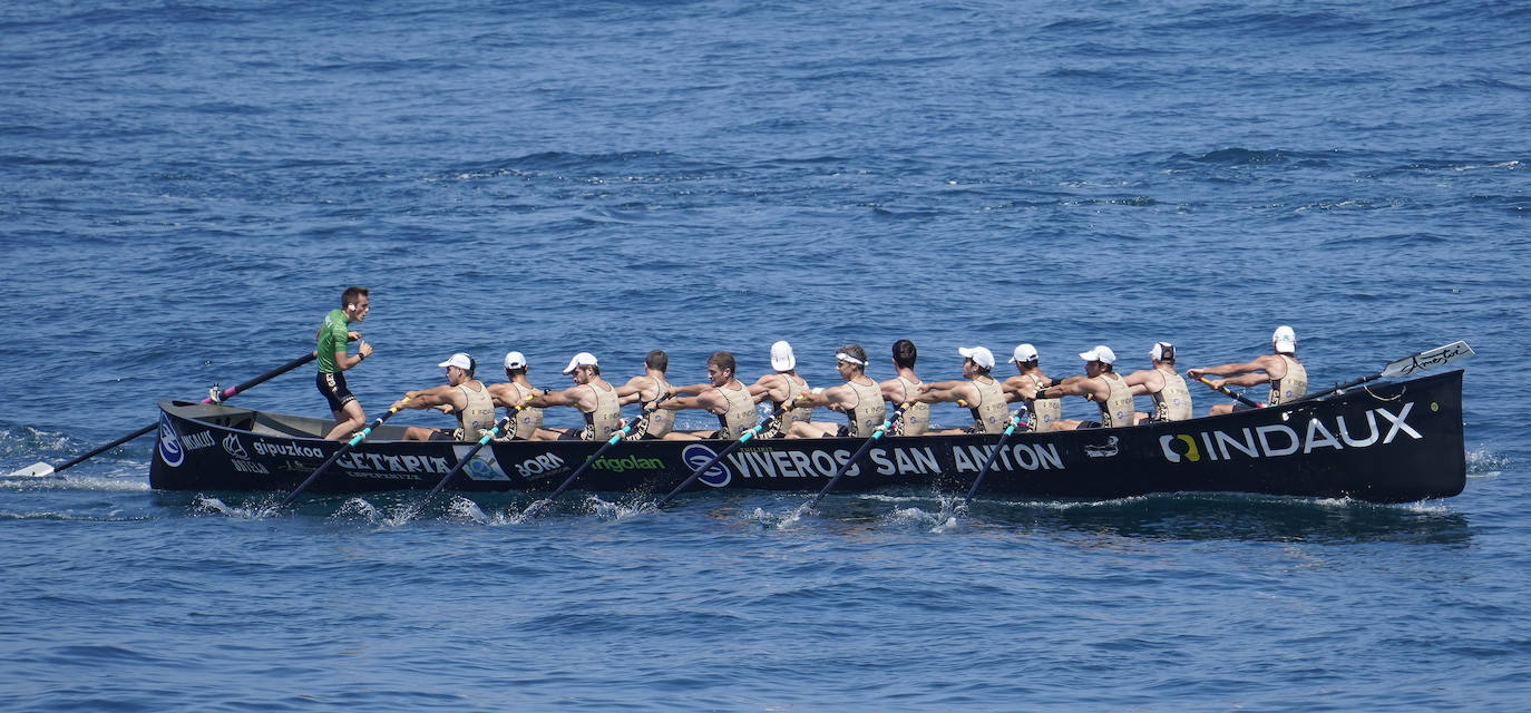 Los remeros de Getaria celebran la victoria en aguas de Zumaia. 