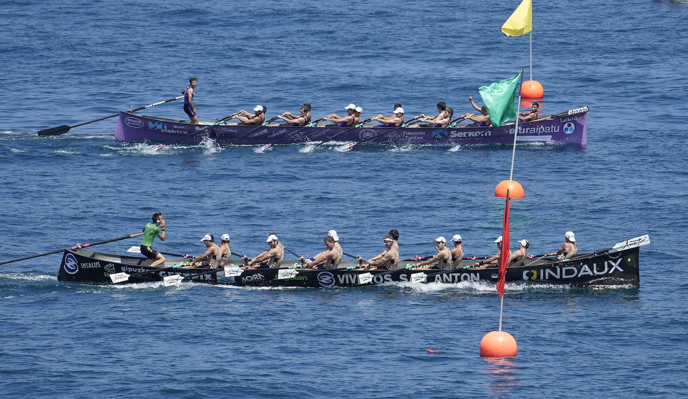Los remeros de Getaria celebran la victoria en aguas de Zumaia. 