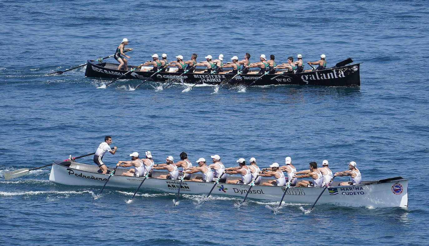 Los remeros de Getaria celebran la victoria en aguas de Zumaia. 