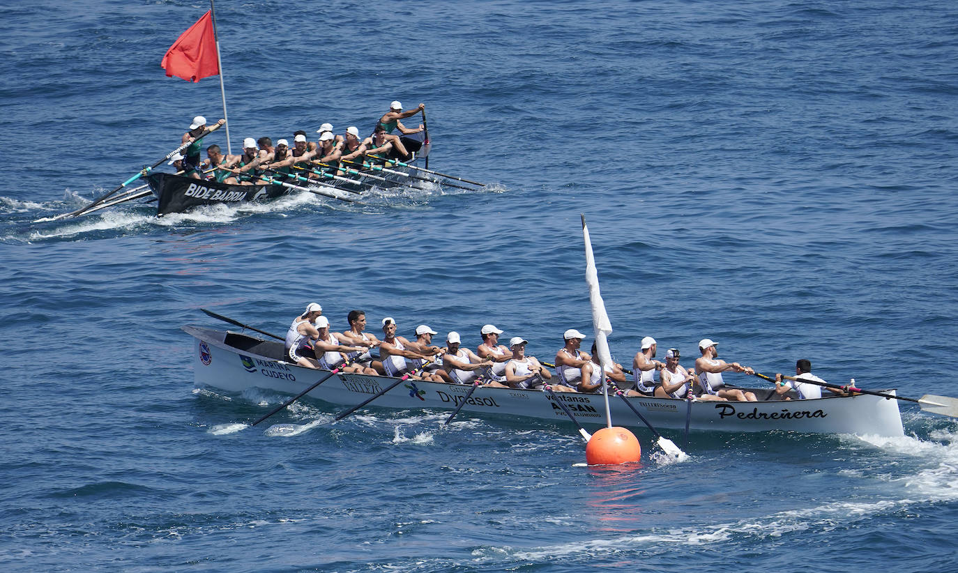 Los remeros de Getaria celebran la victoria en aguas de Zumaia. 