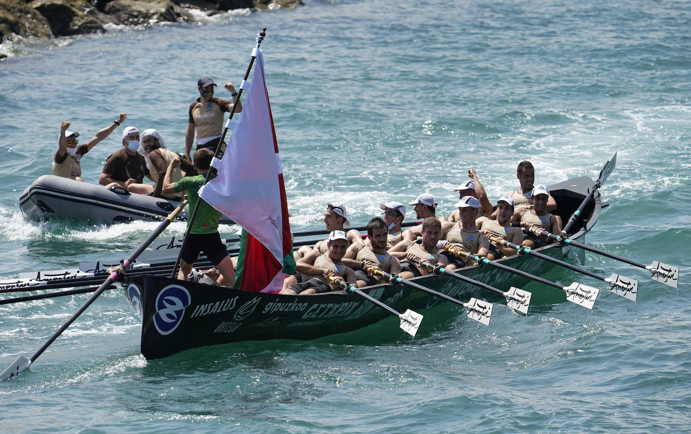 Los remeros de Getaria celebran la victoria en aguas de Zumaia. 
