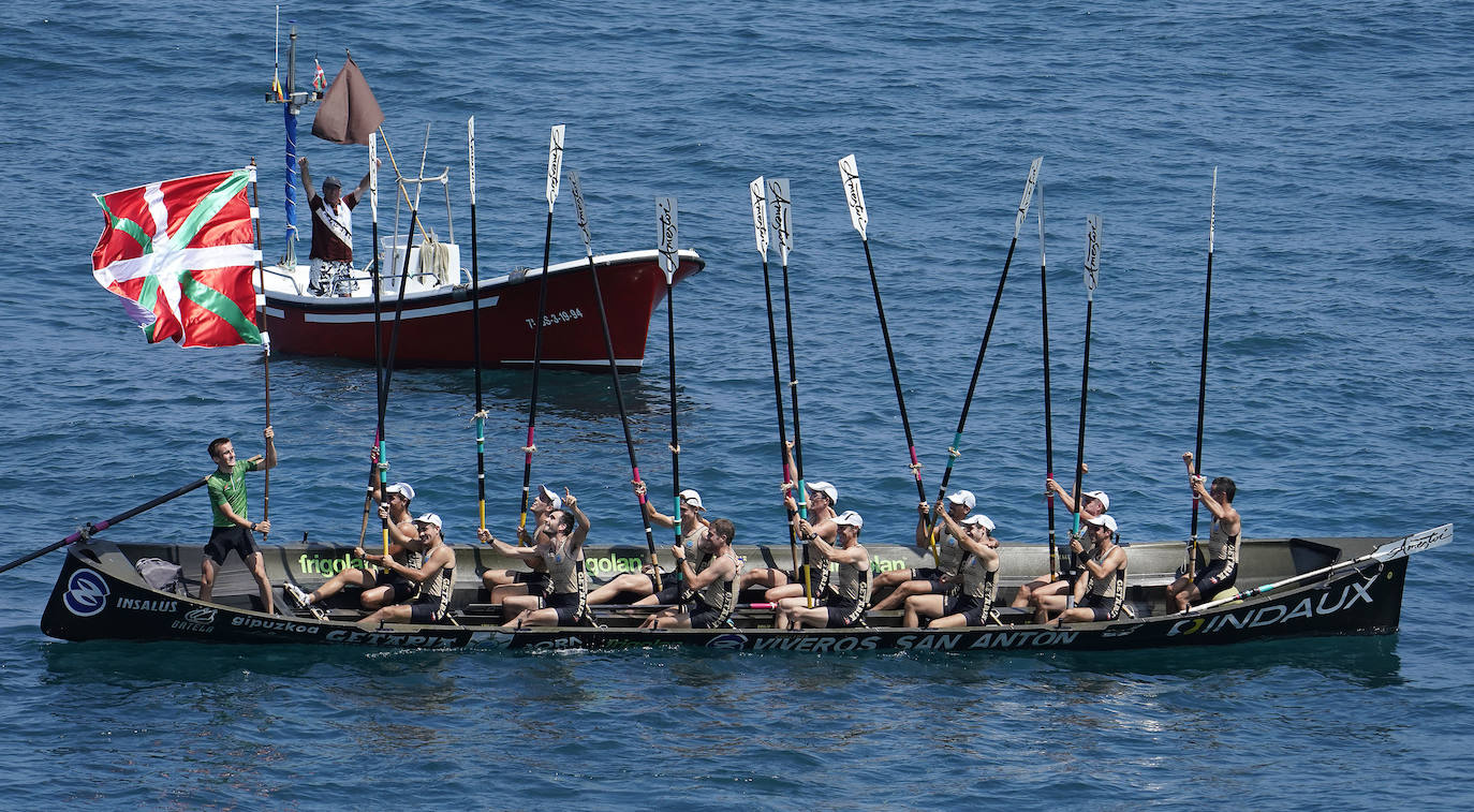 Los remeros de Getaria celebran la victoria en aguas de Zumaia. 