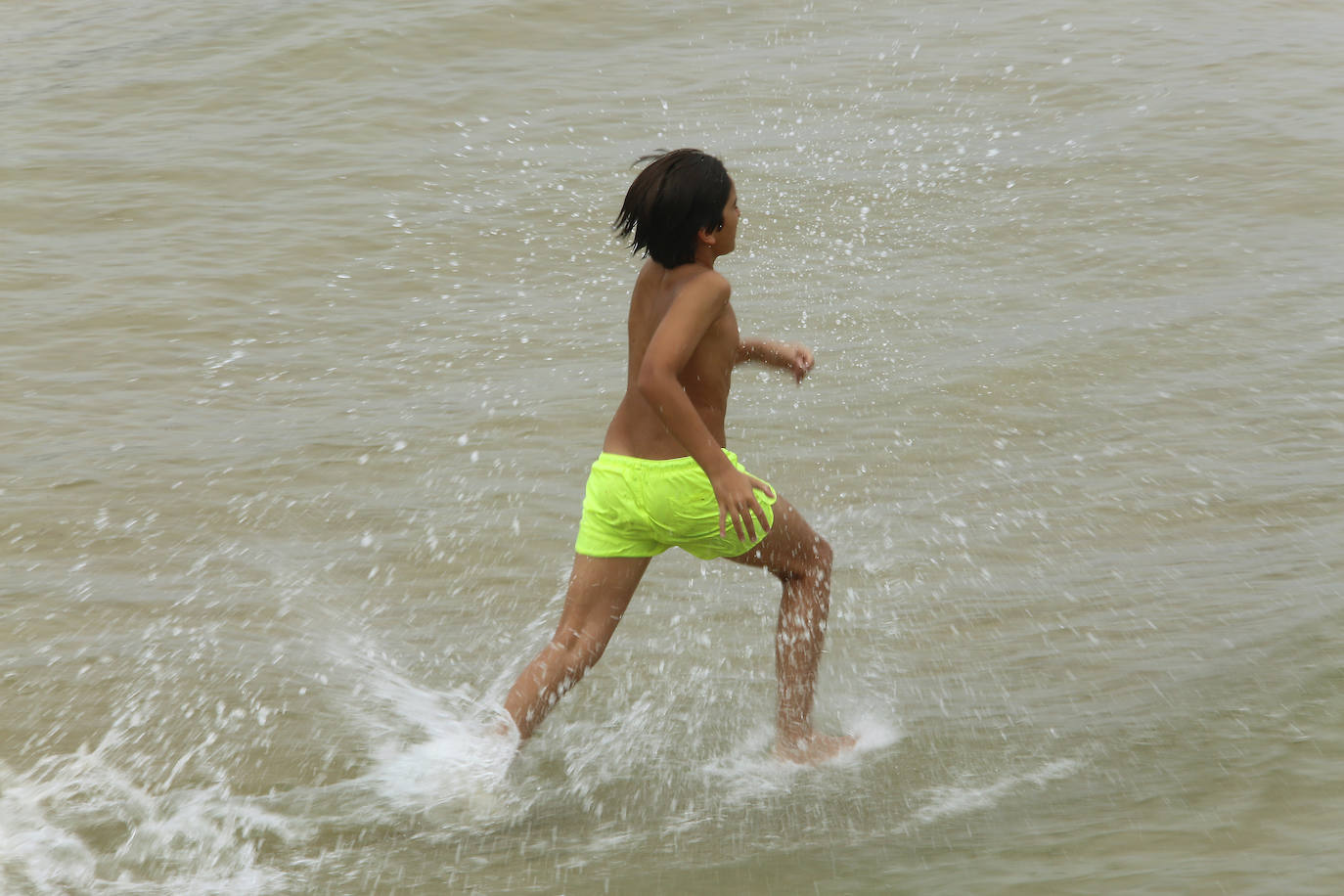 Fotos: Un domingo caluroso y a remojo