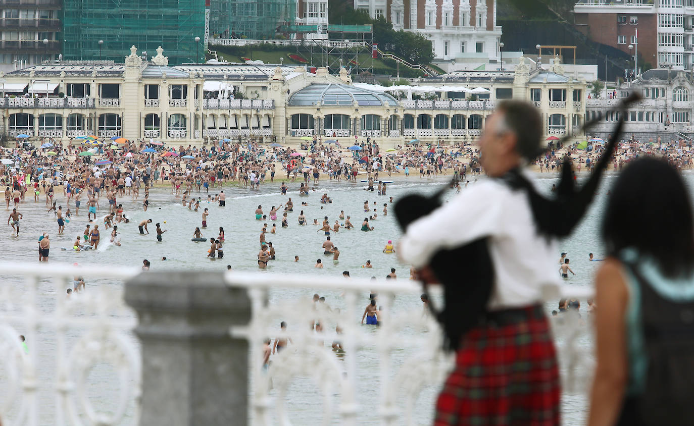 Fotos: Un domingo caluroso y a remojo