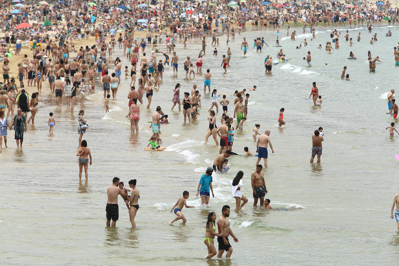 Fotos: Un domingo caluroso y a remojo