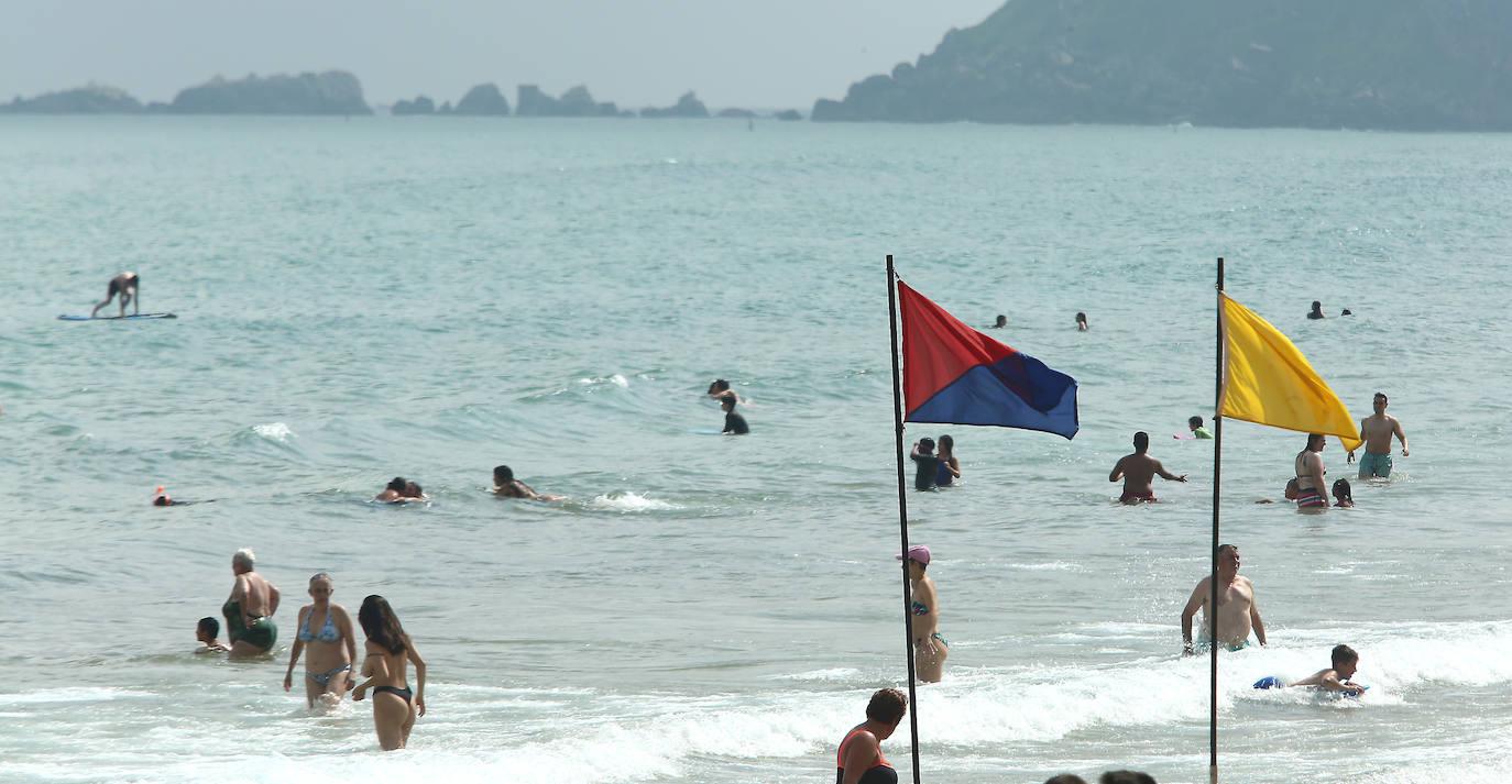 Fotos: Un domingo caluroso y a remojo