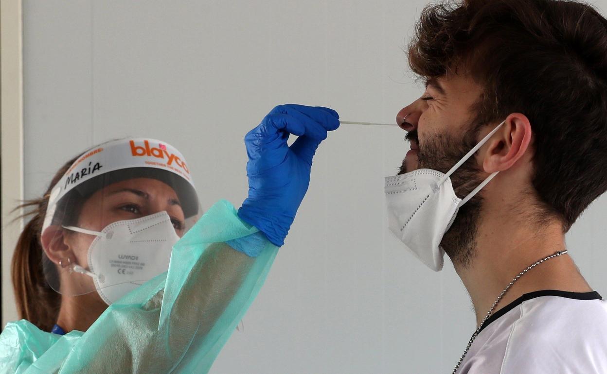 Cribado masivo: Osakidetza llama a un cribado a todos los jóvenes que lleguen de Benidorm