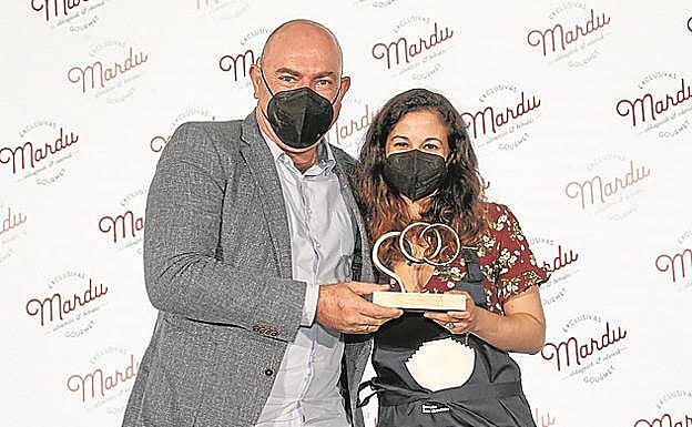 Jon Eizagirre, gerente de Exclusivas Mardu Gourmet, con la premiada Rocío Maeso.
