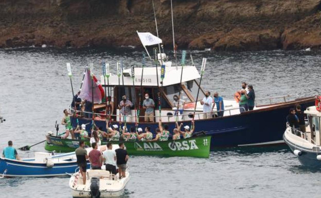 oseba Amunarriz ondea la bandera de campeones de Euskadi, este miércoles en Lekeitio. ANKRA