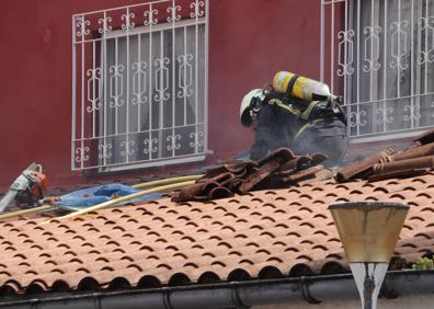 Imagen secundaria 1 - Desalojados por un incendio en un céntrico restaurante de Deba