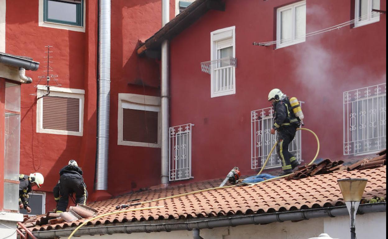 Desalojados por un incendio en un céntrico restaurante de Deba