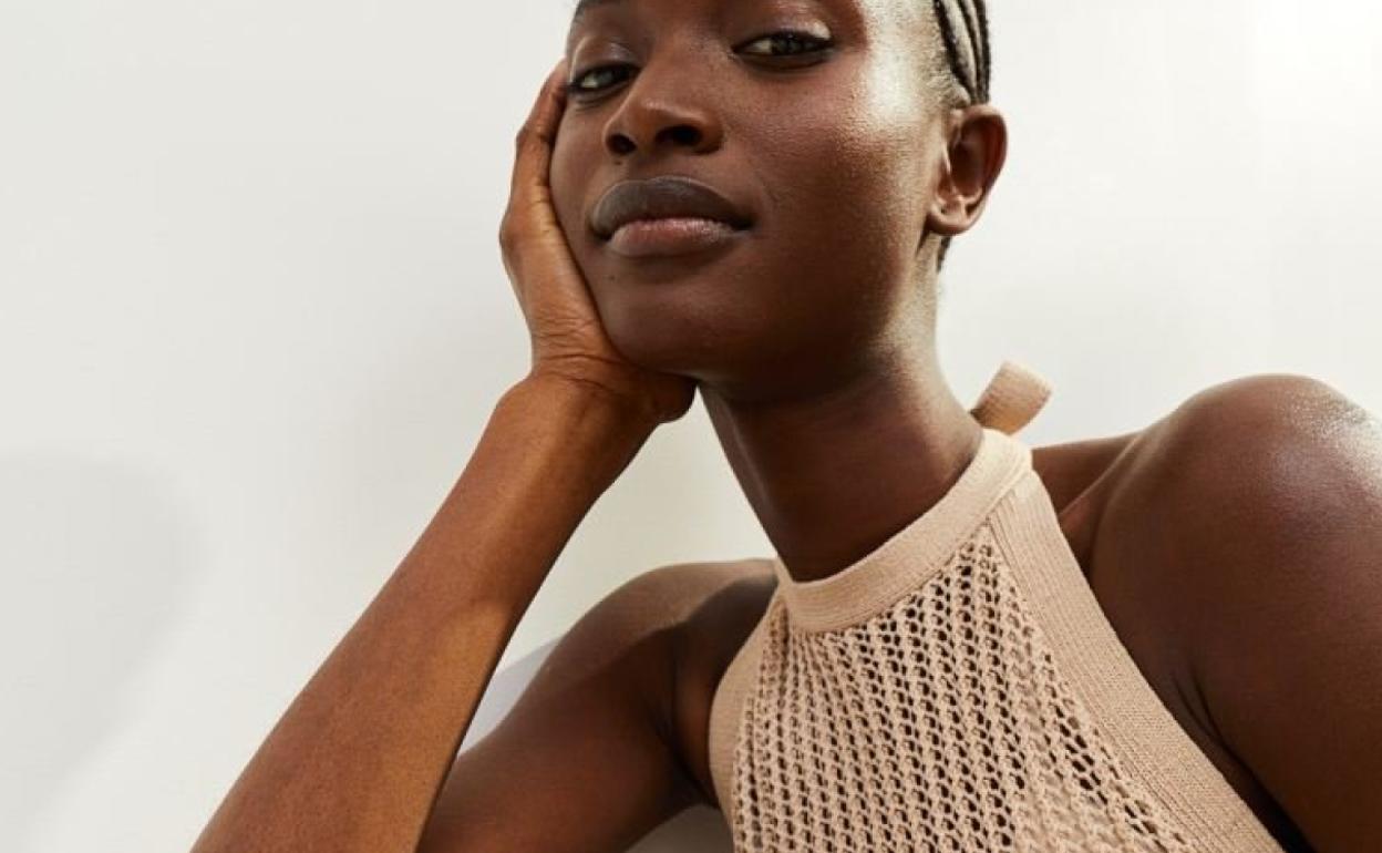 11 tops, bañadores y vestidos de escote halter para sumarte a la tendencia más sexy del verano