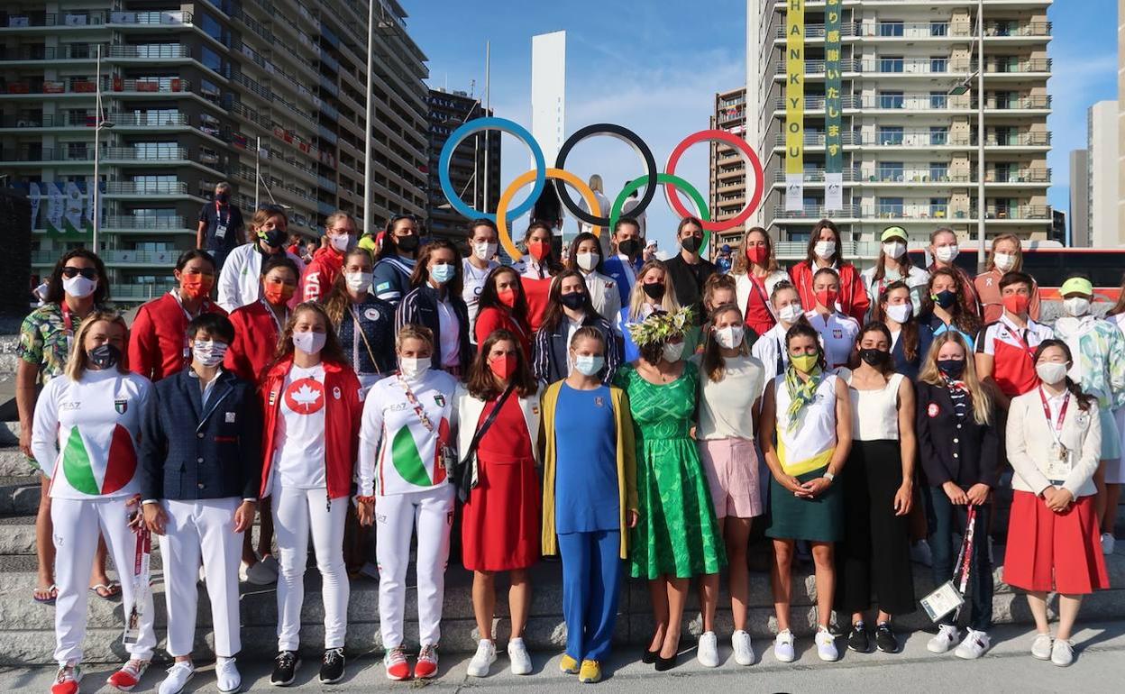 Las piragüistas de slalom unidas antes de la ceremonia inaugural