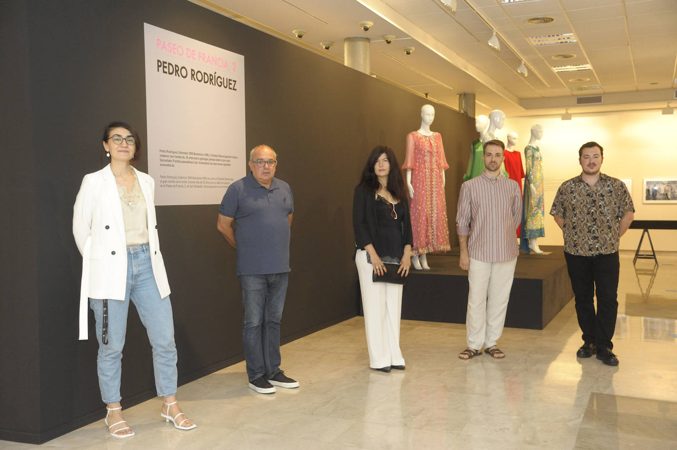 La casa de cultura Okendo acoge una muestra que reivindica al modisto Pedro Rodríguez y la casa de costura que abrió en Donostia.