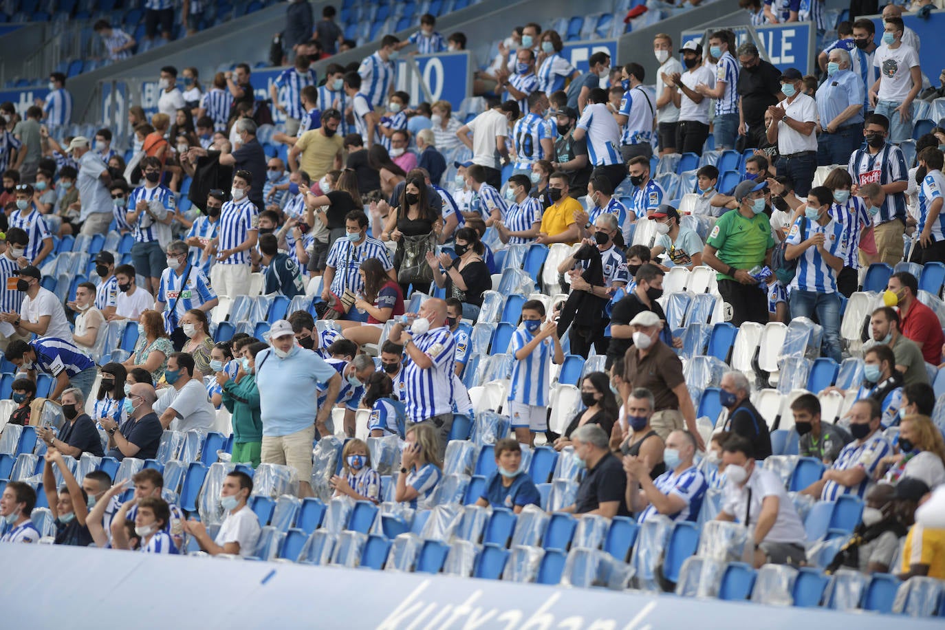 La afición de la Real Sociedad vuelve al estadio después de un largo periodo de tiempo