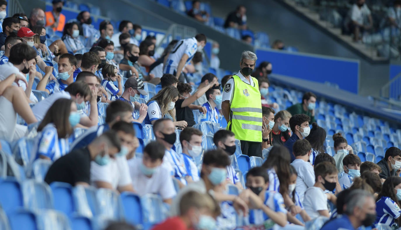 La afición de la Real Sociedad vuelve al estadio después de un largo periodo de tiempo