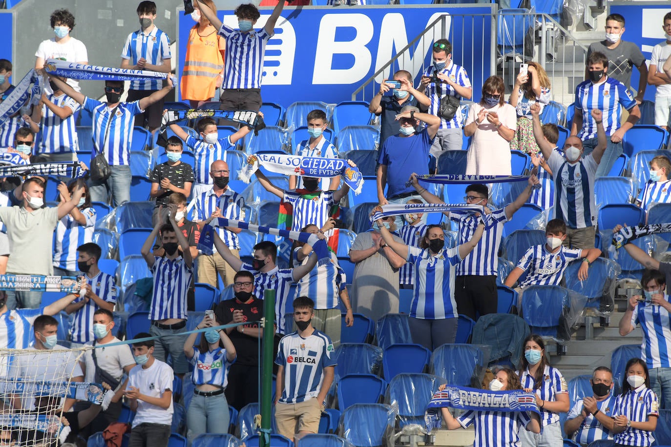 La afición de la Real Sociedad vuelve al estadio después de un largo periodo de tiempo