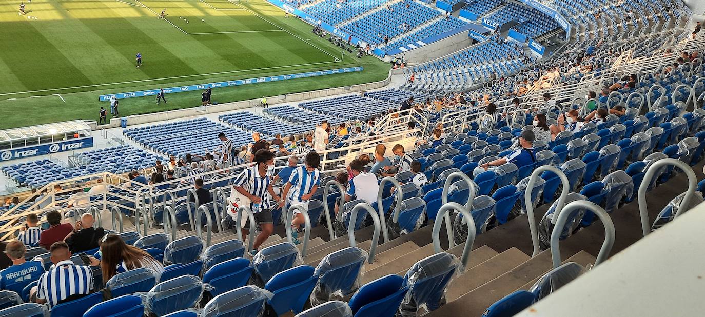 La afición de la Real Sociedad vuelve al estadio después de un largo periodo de tiempo