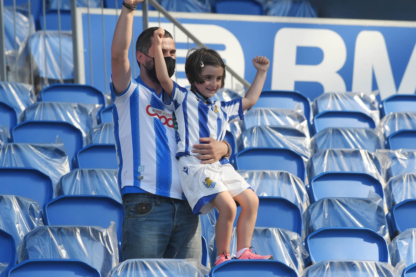 La afición de la Real Sociedad vuelve al estadio después de un largo periodo de tiempo