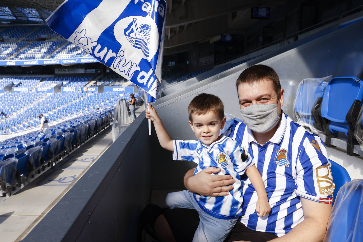 La afición de la Real Sociedad vuelve al estadio después de un largo periodo de tiempo