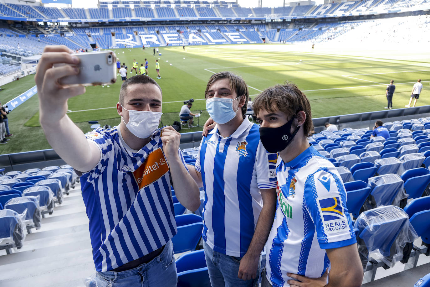 La afición de la Real Sociedad vuelve al estadio después de un largo periodo de tiempo