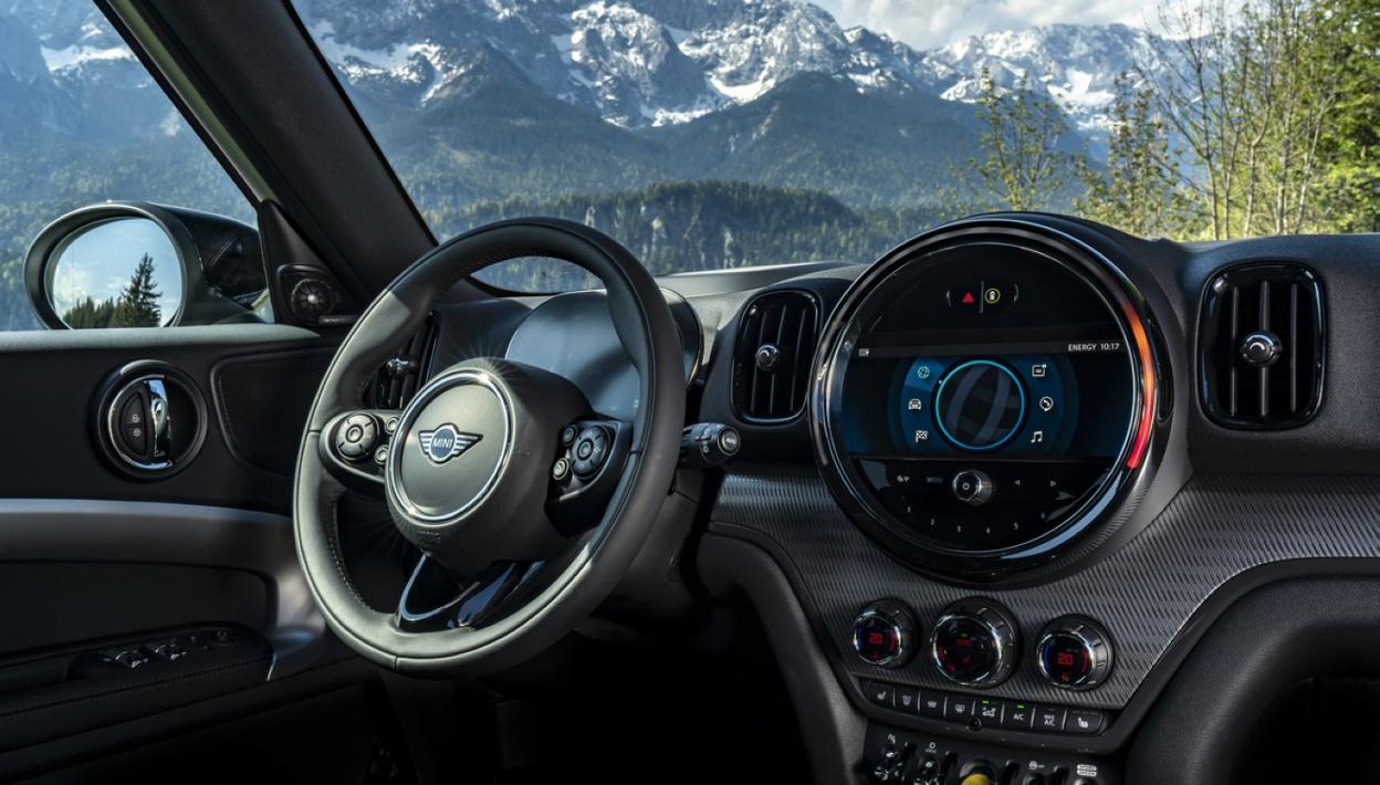 Arriba, la gama electrificada actual de BMW Groupe. Abajo, interior del MINI Countryman Cooper SE. 