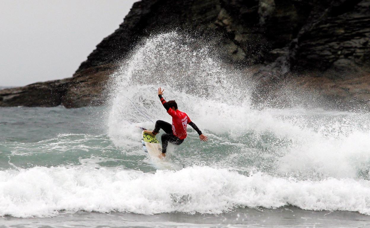 Adur Amatriain coge una ola durante una de las pruebas de esta temporada. 