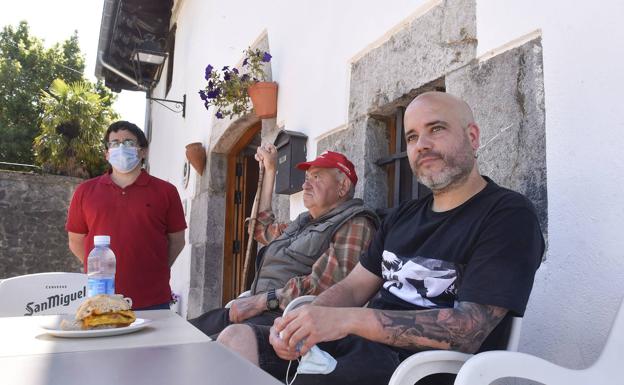 Eneko Maioz, Inaxio Aranalde y Xabier Herrera, en la terraza de la posada de Orexa. 