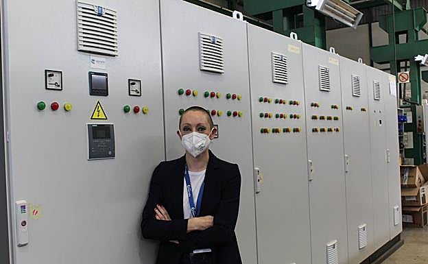 La responsable de Sarralle, junto a un armario eléctrico en la empresa. 